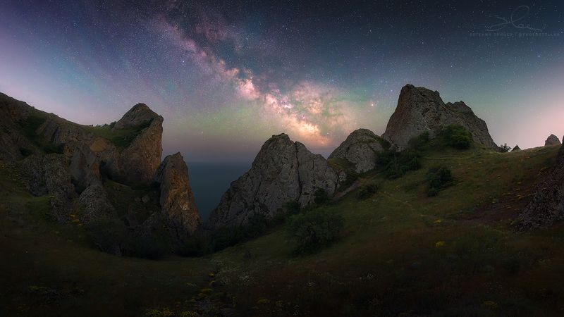 крым, карадаг, ночь, астропейзаж, пейзаж, звезды, млечный путь, море, панорама Ночь на хребте Карагач. Панорама из Карадагского природного заповедника. фото превью