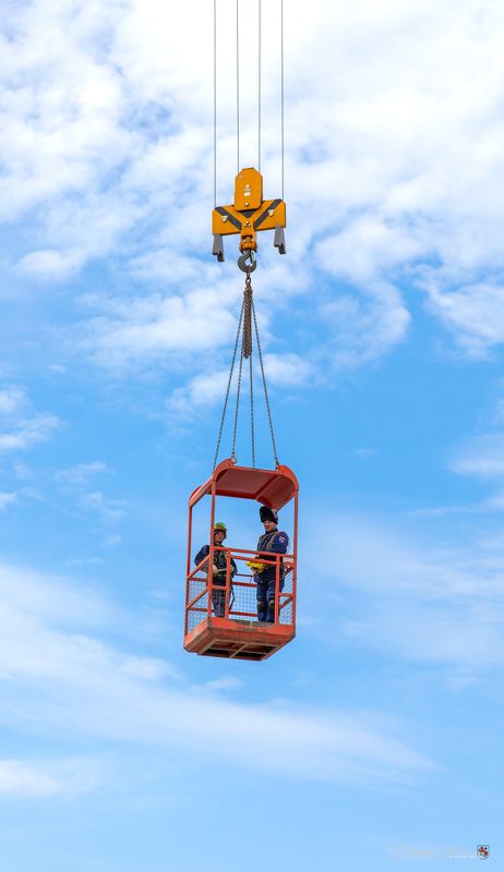 лифт, рабочие, подъём, стройка, небо, репортаж, кран, Калининград, фотография, Свирин Вадим, 2024, elevator, workers, rise, construction, sky, reportage, crane, Kaliningrad, photography, Vadim Svirin Лифт в небеса. фото превью