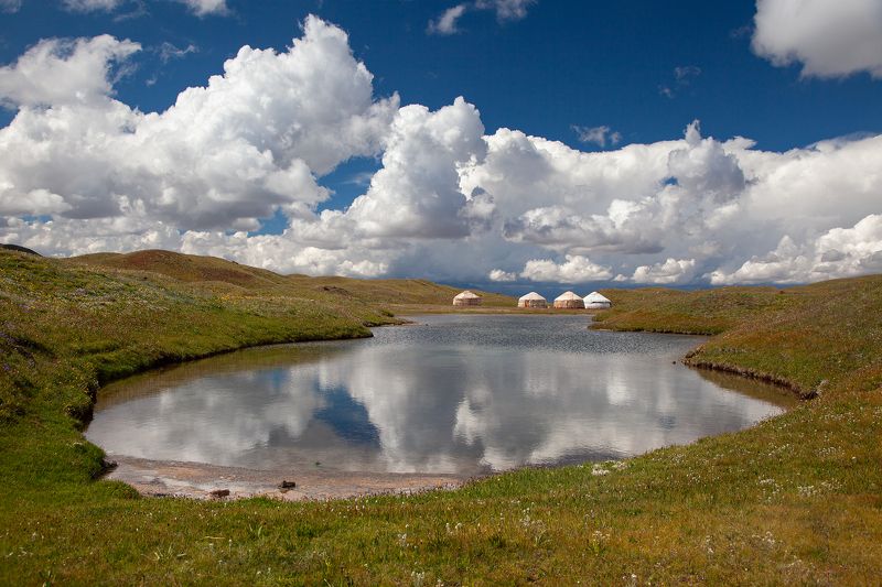 юрта, отражение, озеро, лужа, облака, горы, зелень, трава, пейзаж, юрты  фото превью