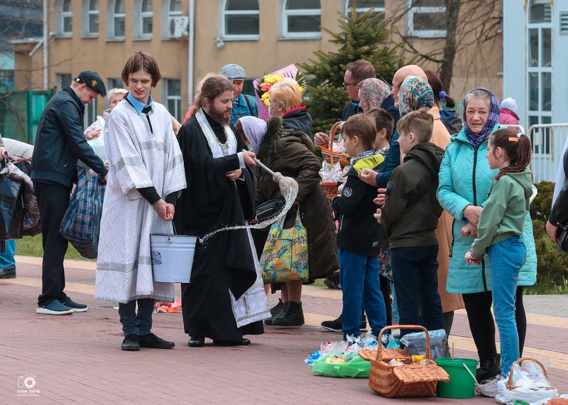Пасха, освящение, куличи, священнослужитель, фотография, Калининград, храм, Свирин Вадим, 2023, Easter, consecration, Easter cakes, clergyman, photography, Kaliningrad, temple, Vadim Svirin Освящение куличей. фото превью