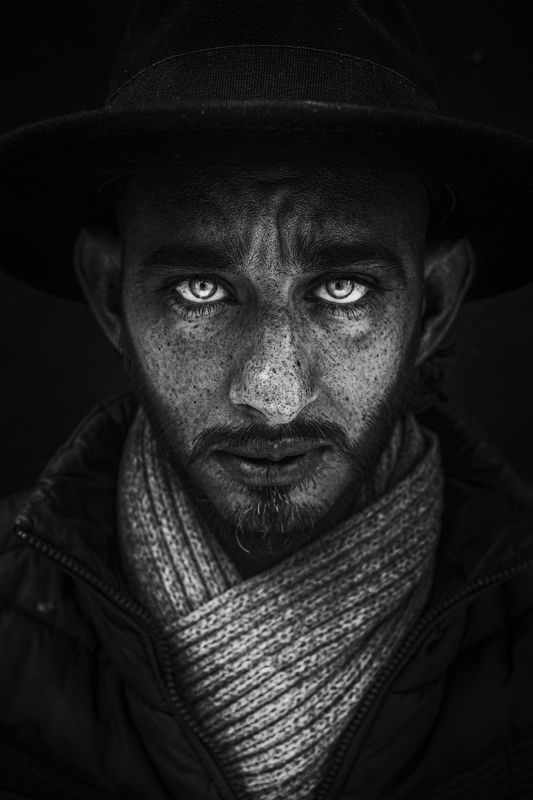 male portrait, black and white,gray shades, face,daylight, hat, details, мужчина, черно-белый, глаза, шляпа, контраст, мужской портрет, высокая текстура Ramy фото превью