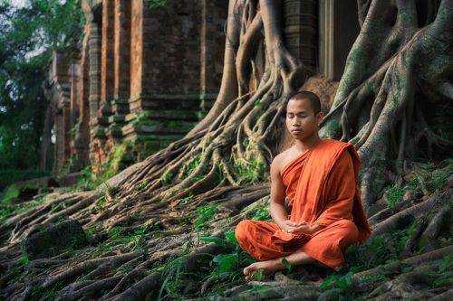 Буддистский монах в храме Прасат Прам / Buddhist monk in Prasat Pram temple