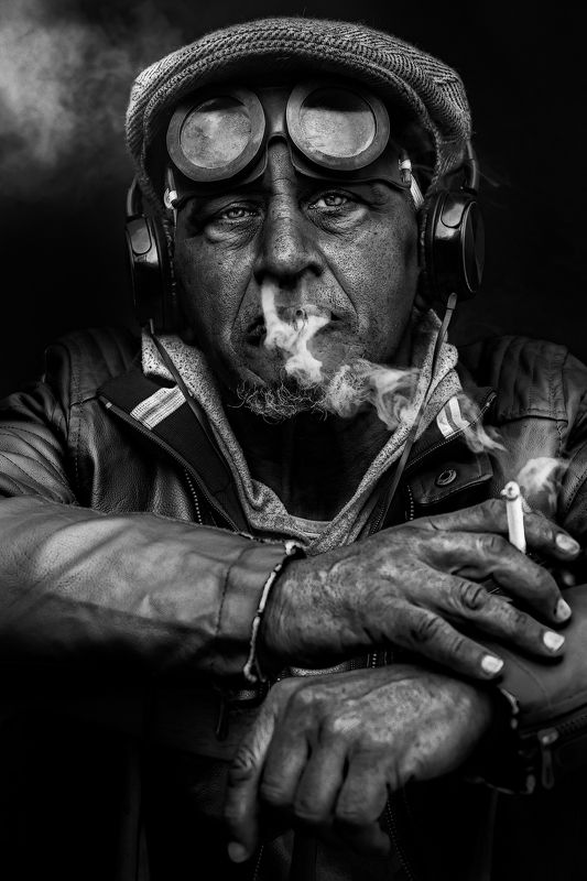 male portrait, black and white,gray shades,hands, face,daylight, cigarette, genreations, shadow, light High фото превью