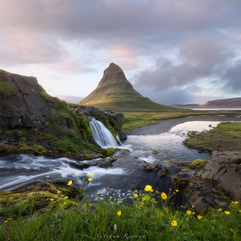 Гора и водопад Киркьюфедль на закате фото превью