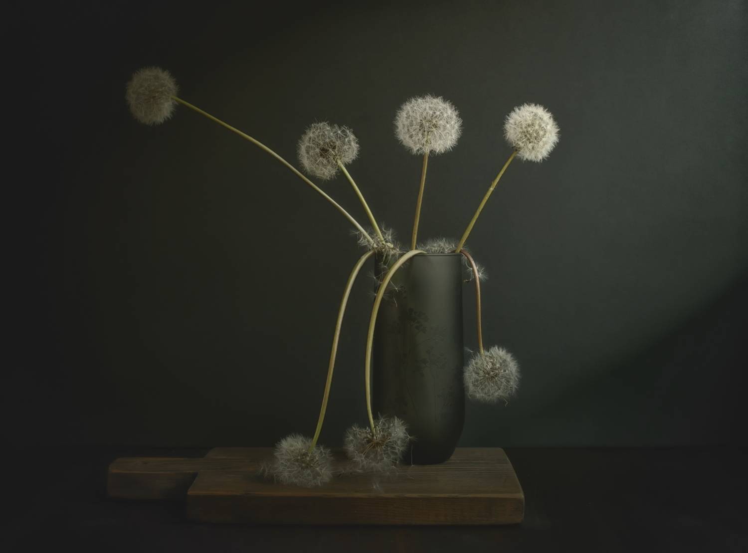 одуванчики, ваза, разделочная доска, деревянная подставка, натюрморт, stilllife, Стасов Виталий