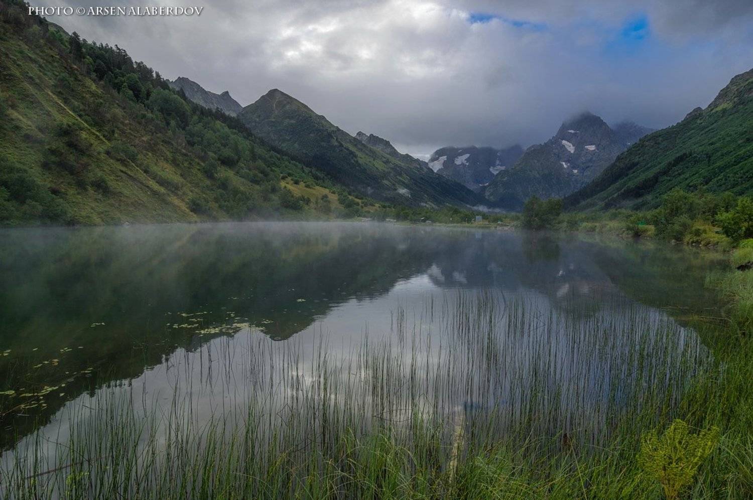 горное озеро, горы, дымка, карачаево-черкесия, озеро, отражение, северный кавказ, теберда, тебердинский заповедник, туман, утреннее небо, утро, Арсен Алабердов