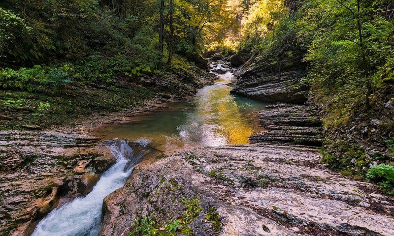 Осенний Курджипс в Гуамском ущелье фото превью