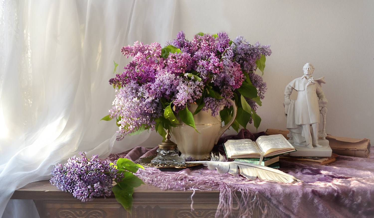 still life, натюрморт, цветы, фото натюрморт,  сирень, фарфор, настроение, лето, июнь, др а.с. пушкина, 6 июня, статуэтка, книги, чернильница, перо, Колова Валентина