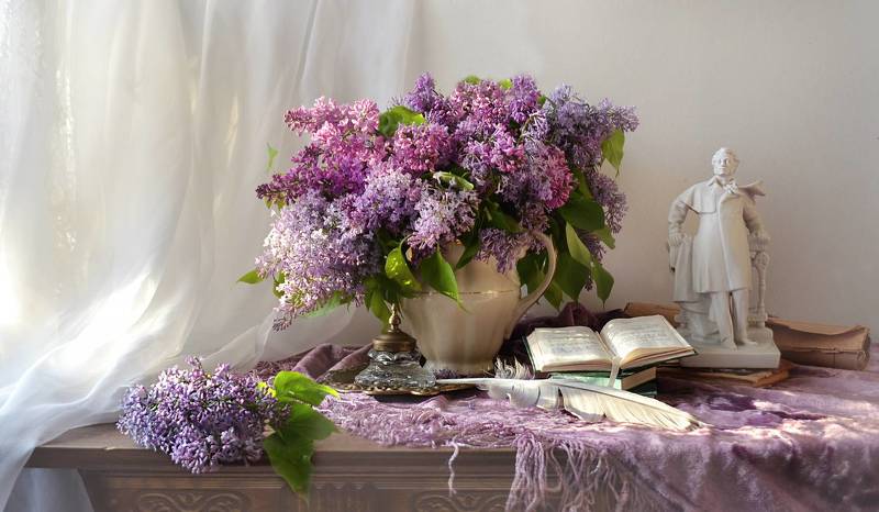 still life, натюрморт, цветы, фото натюрморт,  сирень, фарфор, настроение, лето, июнь, др а.с. пушкина, 6 июня, статуэтка, книги, чернильница, перо С детства помню слог прелестный... фото превью