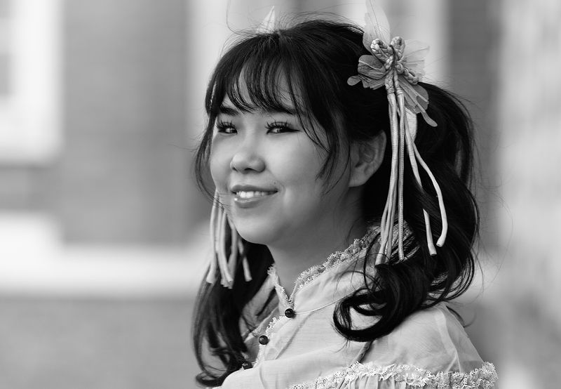 чб фото, уличный женский портрет, жанровое фото, прохожие, люди и город  фото превью