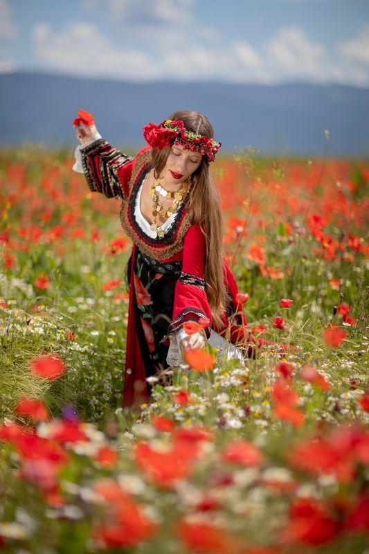 Девушка с маками фото превью