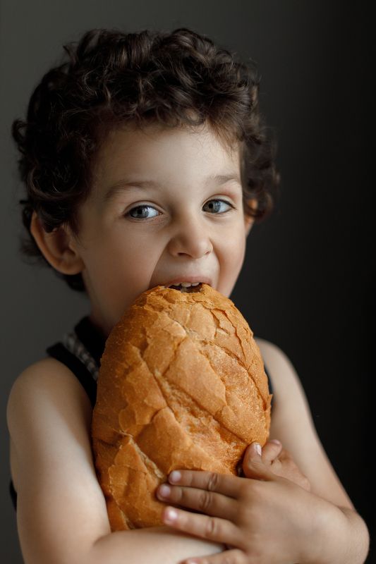 портрет дети ребенок хлебная горбушка фото превью