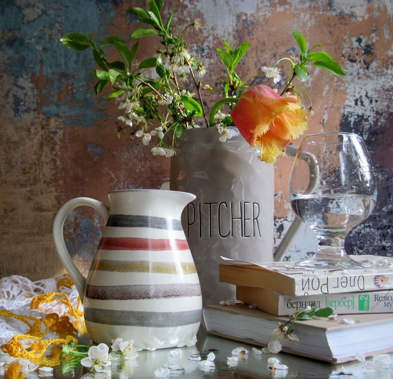 ветки, вишня, тюльпан Глоток воды воскресным утром фото превью