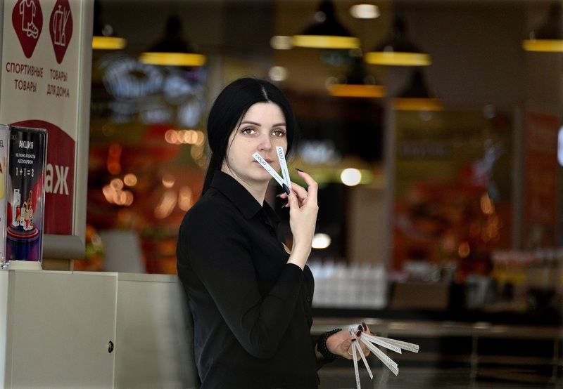 Продавец запахов фото превью