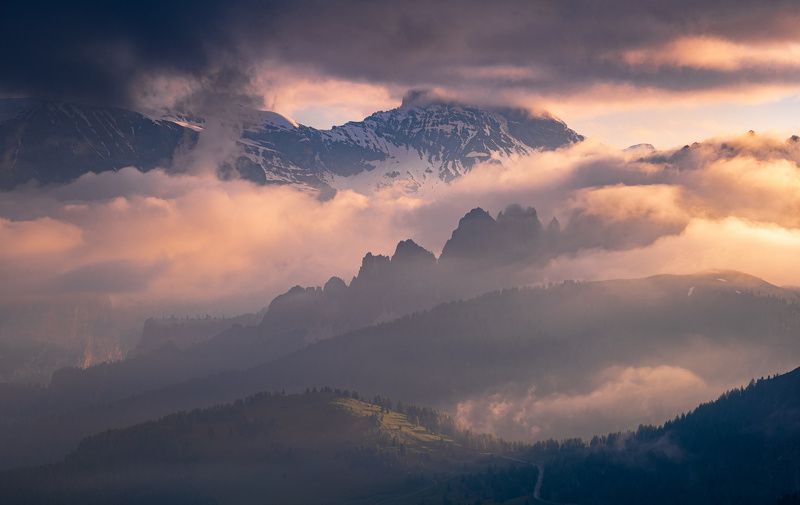 Доломиты в утреннем свете фото превью