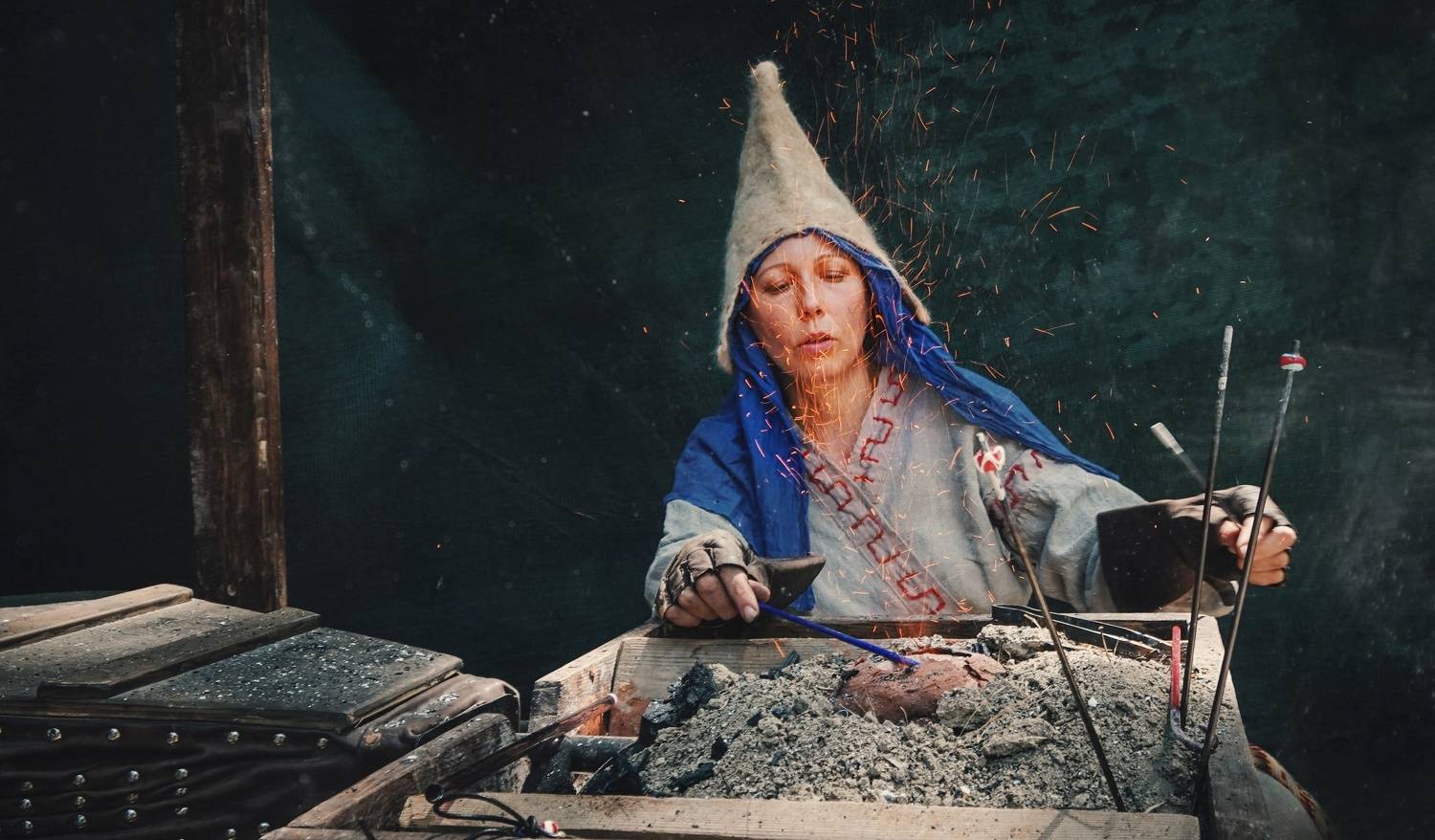 уличная фотография, репортаж, жанр, люди, мастерство, ремесло, реконструкция, фестиваль, боспорские агоны, скифы, скифянка, мастерица, стекло, бусины, керчь, крым, россия, Щербак Анатолий