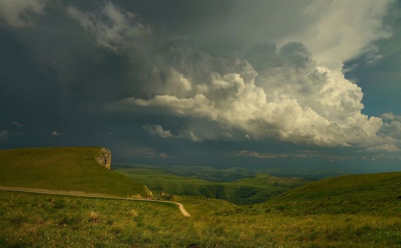 Облака в горах фото превью