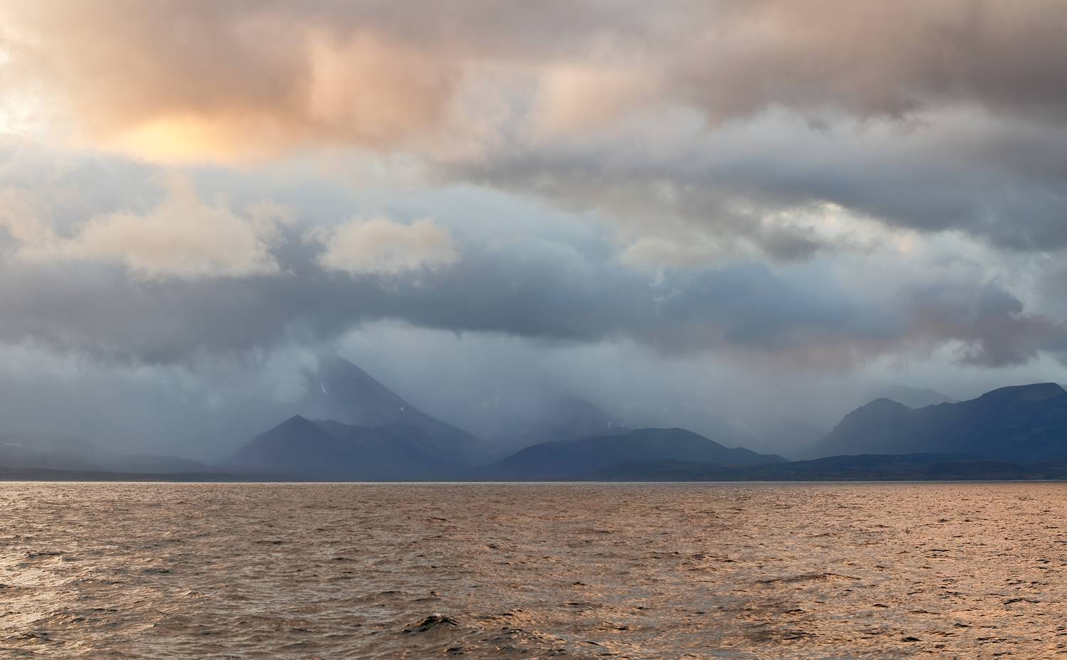 вечер, охотское море, берег, горы, туман, тучи, свет, Евгений Паршуков