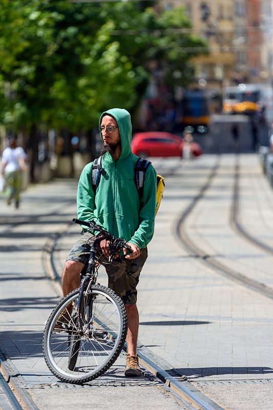 Доставчик на храна фото превью