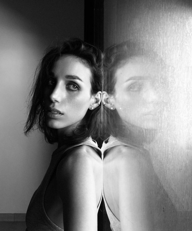 портрет, портретная фотография, женский портрет, естественный свет, фотосессия, чб, девушка, естественность, мобильная фотография, iphone14pro Polina фото превью