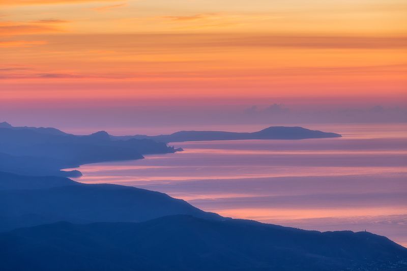 Утро в горах с видом на Чёрное море. фото превью