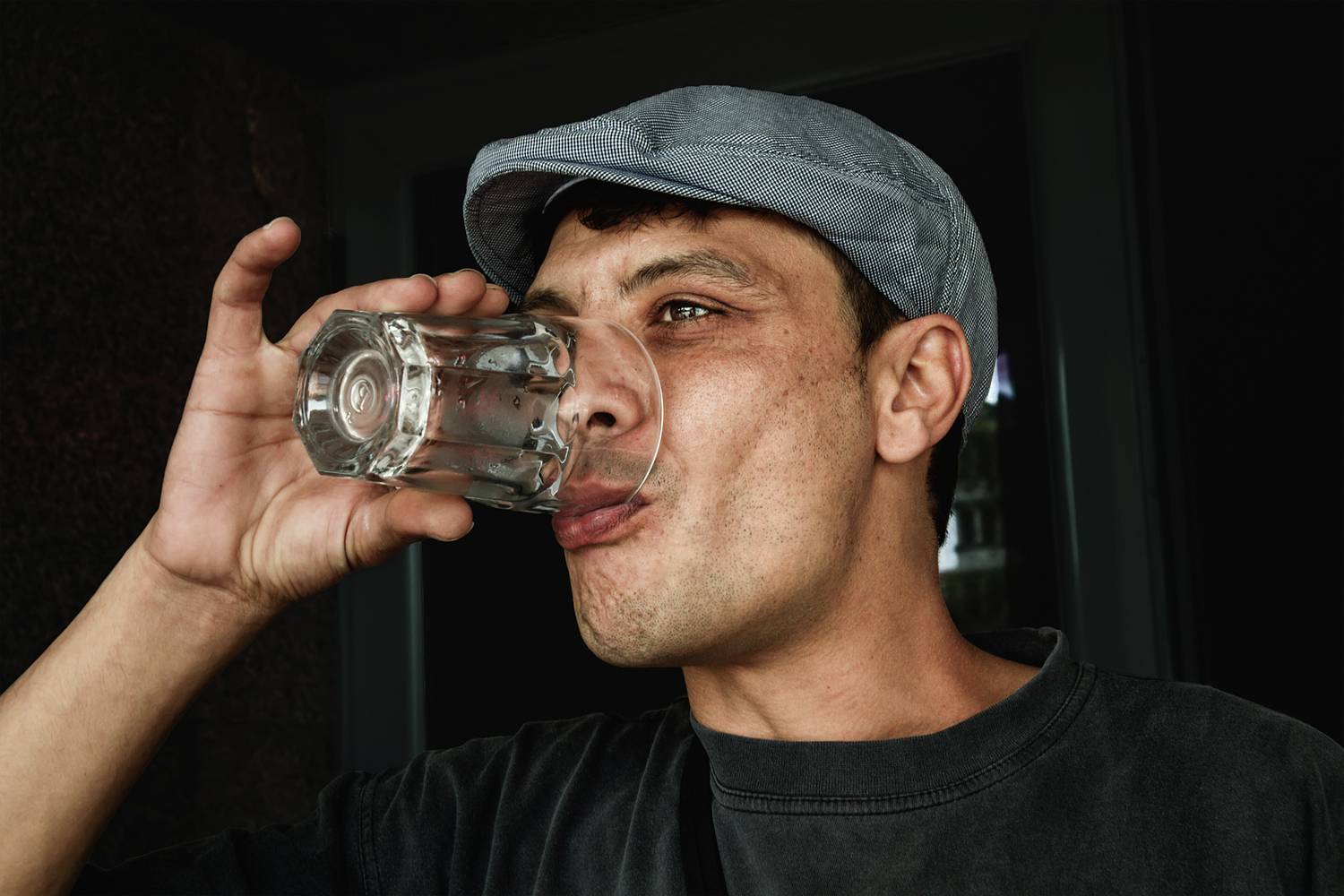 портрет, мужской, мужчина, лицо, кепка, стакан, рука, Вера Ра