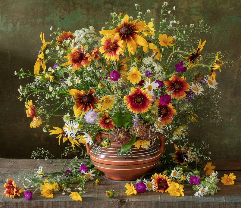 Охапка полевых цветов. фото превью