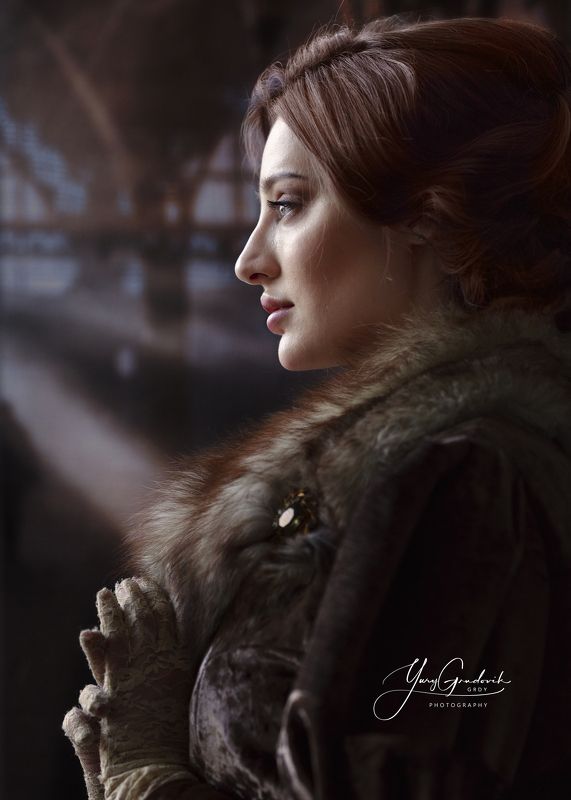 Дама на вокзале  фото превью