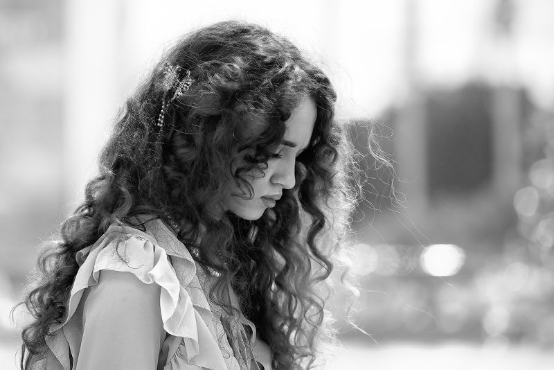 уличный женский портрет, девушка  фото превью