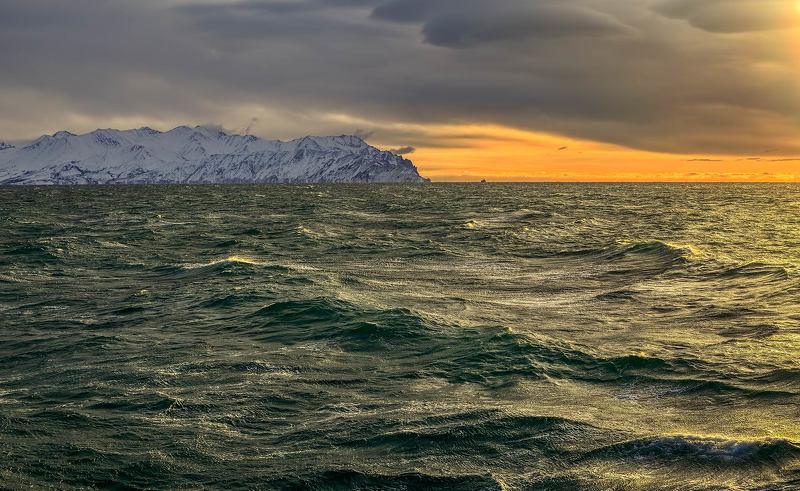волны, охотское море, судно, тучи, утро, камчатка декабрьское утро фото превью
