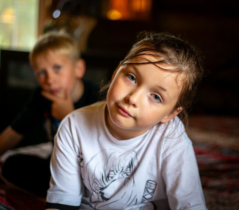 Полина (и Сеня на фоне) фото превью