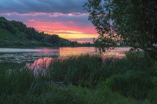 Алый закат на озере