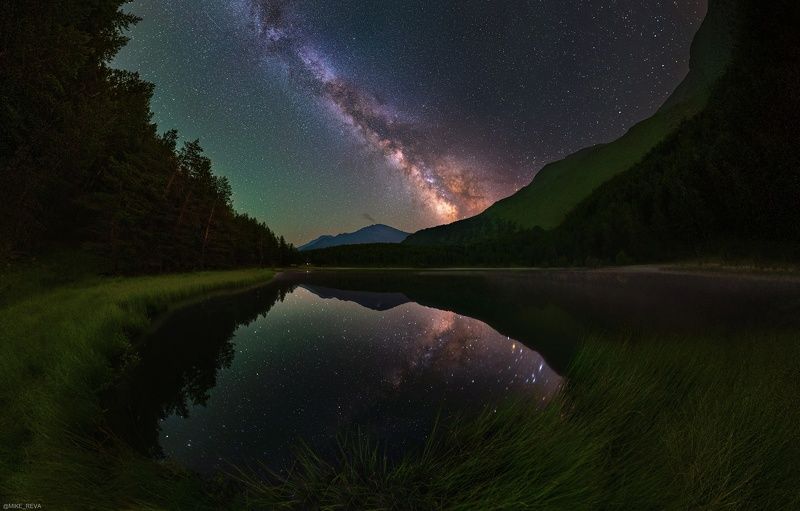 В водах горного озера фото превью