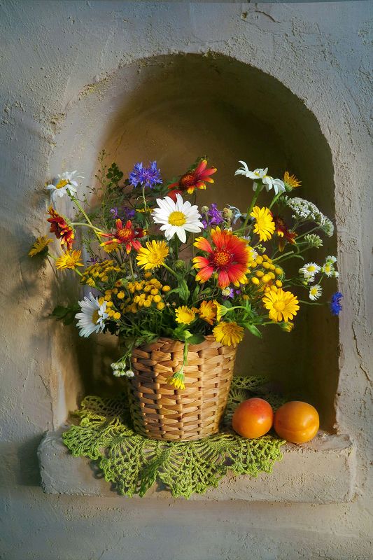натюрморт,лето,ниша,цветы,абрикосы,салфетка Букет цветов в нише фото превью