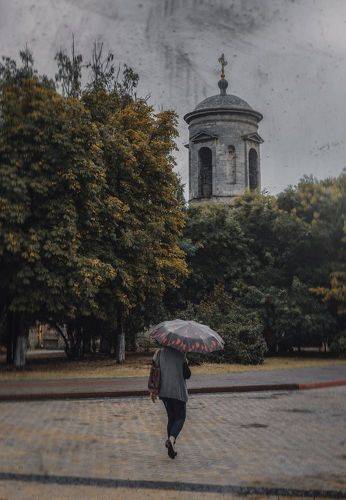 Когда осенние дожди входили в город.