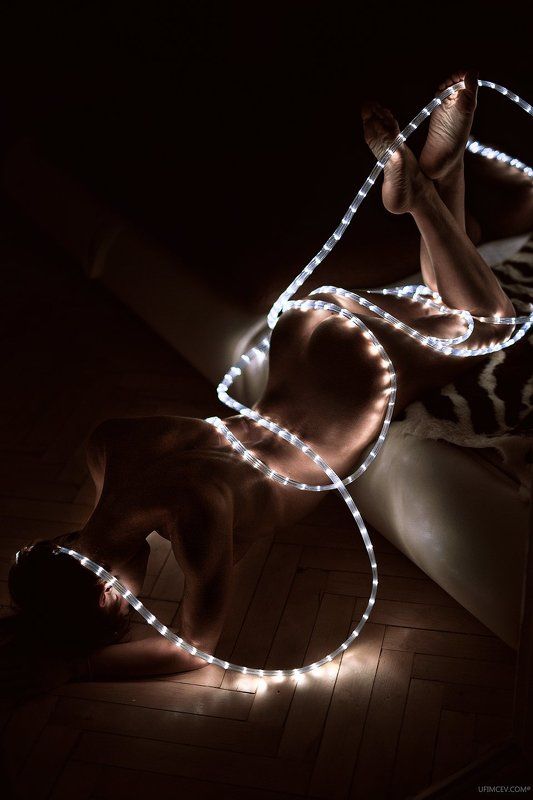 гирлянда, свет, девушка, ню, паркет Белена фото превью