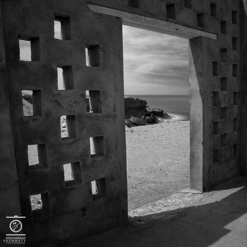Abandoned house on the beach фото превью