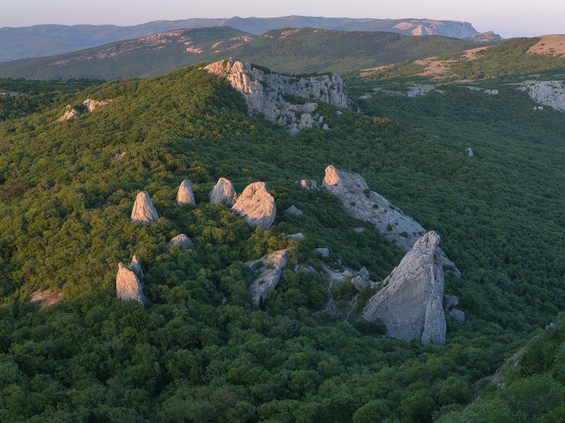 крым, горы, весна. Весенний вечер в Храме Солнца. Скалы Тышлар, май. фото превью