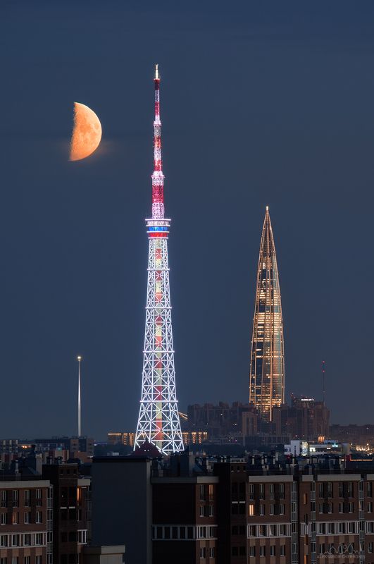 Городские шпили в лунном свете фото превью
