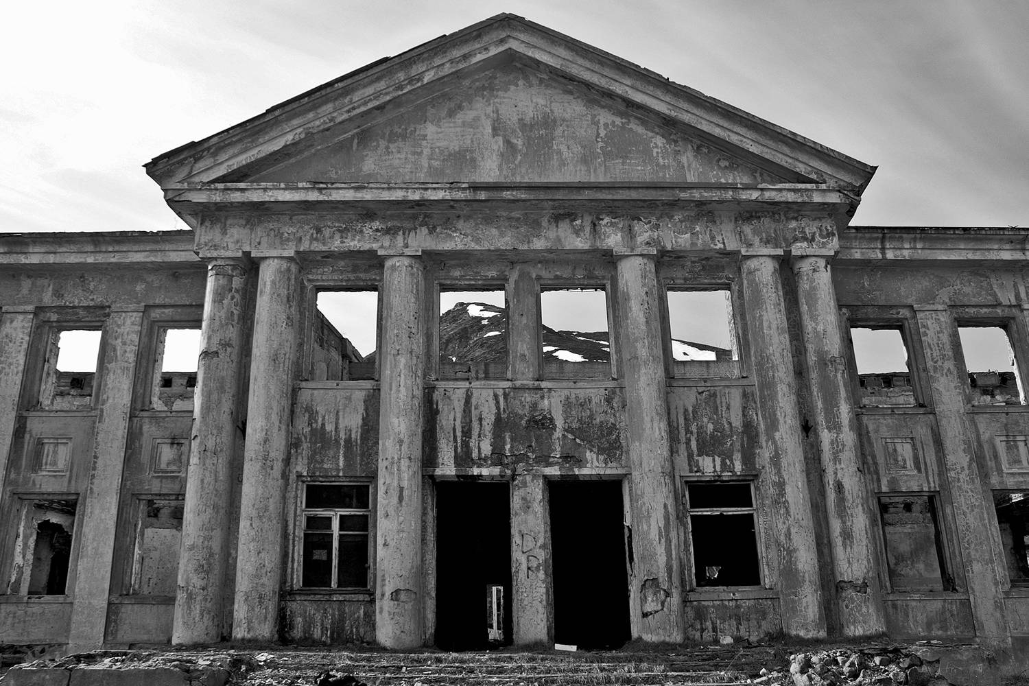 дом, заброшка, чб, кировск, апатиты, колонны, Николай Смоляк