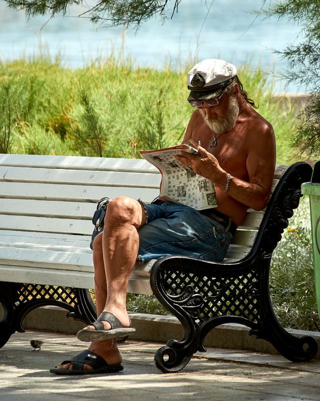 портрет, стрит, мужчина, кроссворд, газета, загар, portrait, streetphoto Старая гвардия фото превью