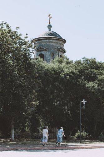 Разговоры у храма.