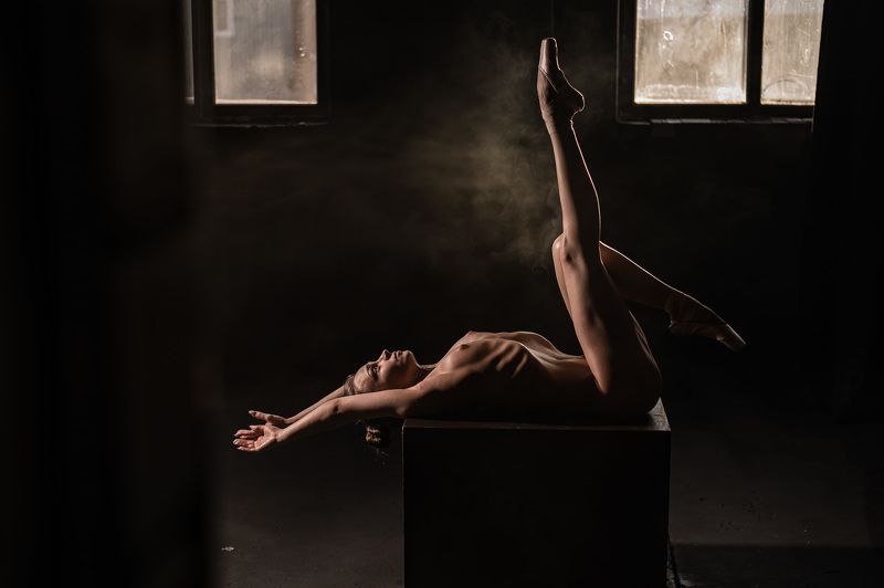 балерина, ню, пуанты, загар, грация, стройная, позирует, Новосибирск, Михаил Решетников Балерина в фотостудии фото превью