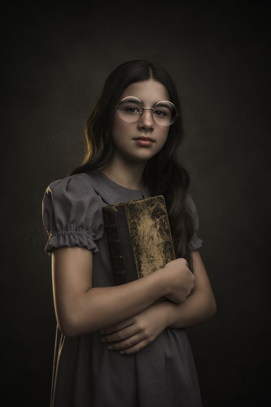 Girl with Book фото превью