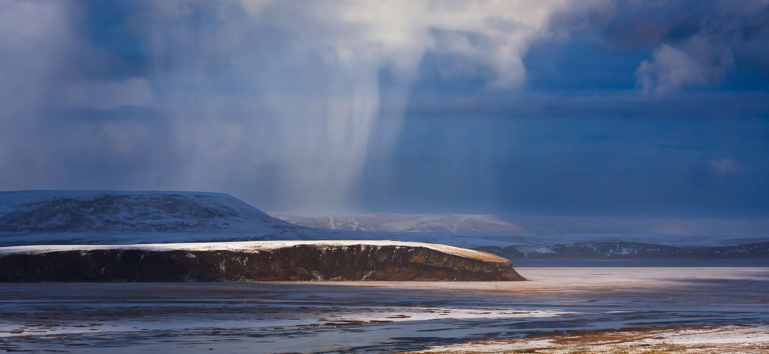 остров беринга, командорские острова, пейзаж, предзимье, снег, снежный заряд, долина реки, сопки, Дмитрий Уткин