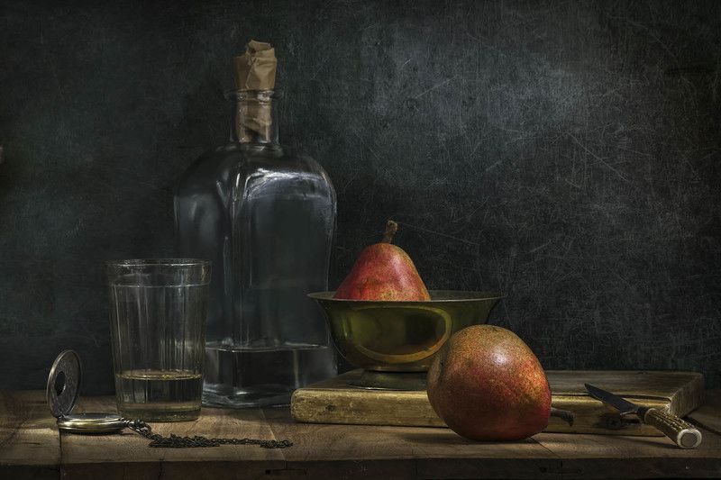 Натюрморт с красными грушами фото превью