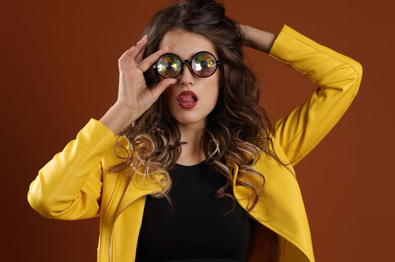 женщина, модель, актриса, красивая, стиль, юмор, шутка, язык, очки, гудвин, волосы, позировать Надя фото превью