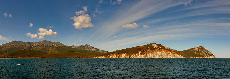 берег, камчатка, облака, осень, скалы, резиновая лодка К берегу на лодке.. фото превью