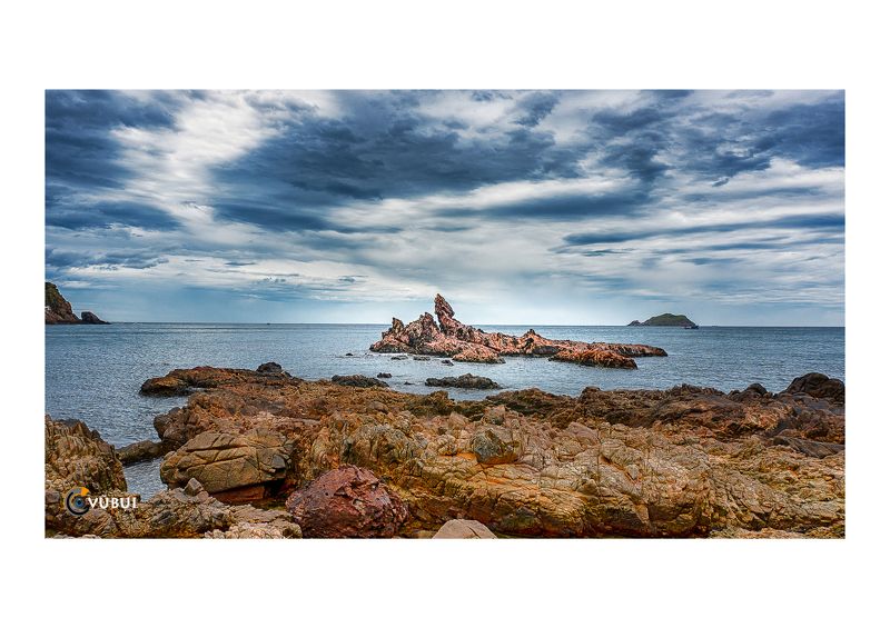 Dragon head in the middle of the sea фото превью