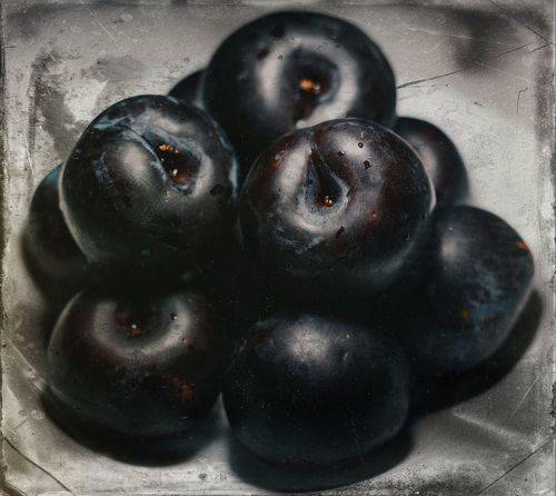 Сливы в тарелке.